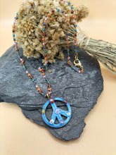 Charger l'image dans la galerie, Collier PEACE bleu ou jaune- création artisanale