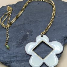 Charger l&#39;image dans la galerie, Collier FLEUR
