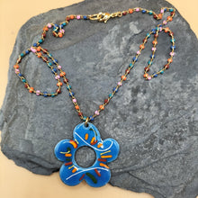 Charger l'image dans la galerie, Collier fleur FLORINE bleu- création artisanale
