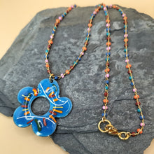 Charger l'image dans la galerie, Collier fleur FLORINE bleu- création artisanale
